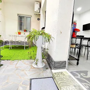 https://black-white.catania-hotels.net